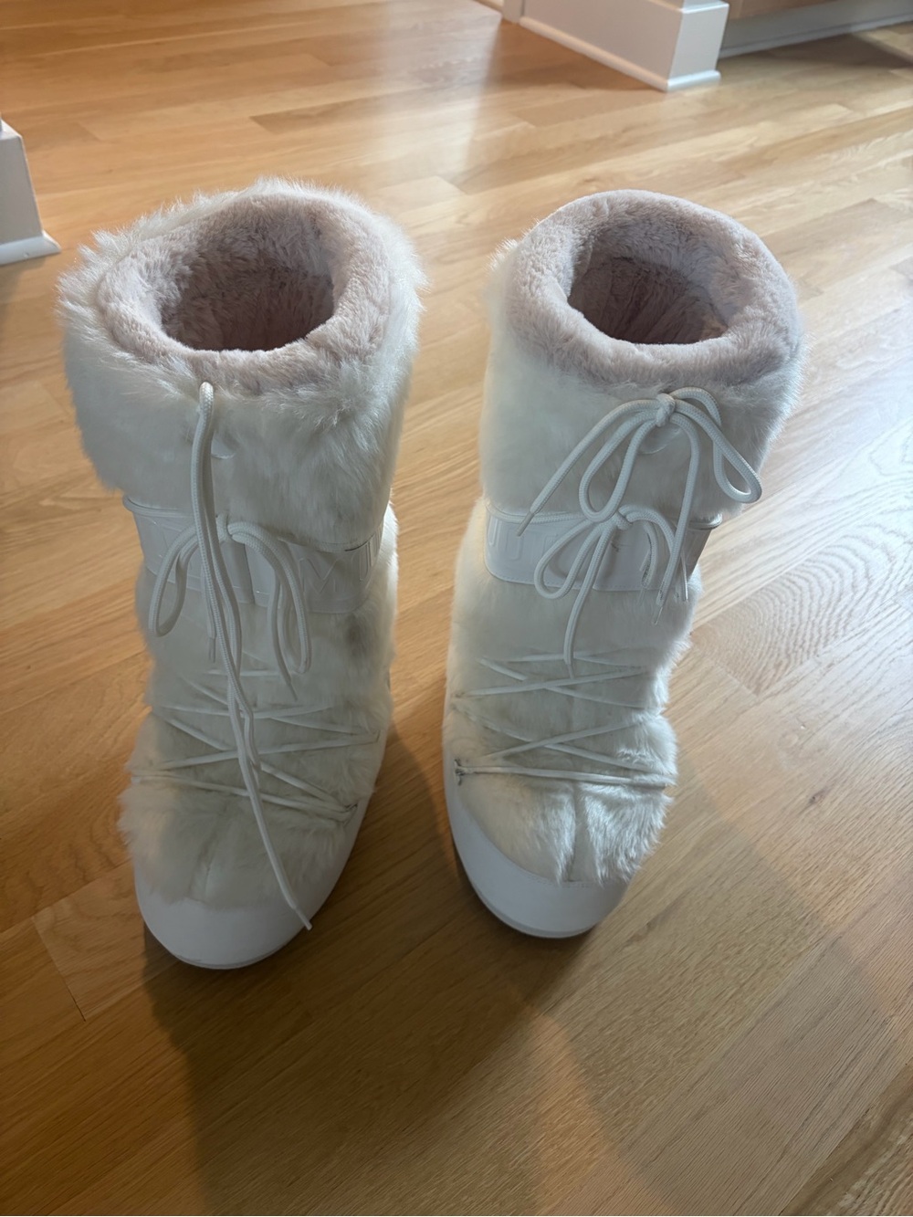 MOON BOOT “Icon” plush and leather-like snow boots. Size is 9/10.5.